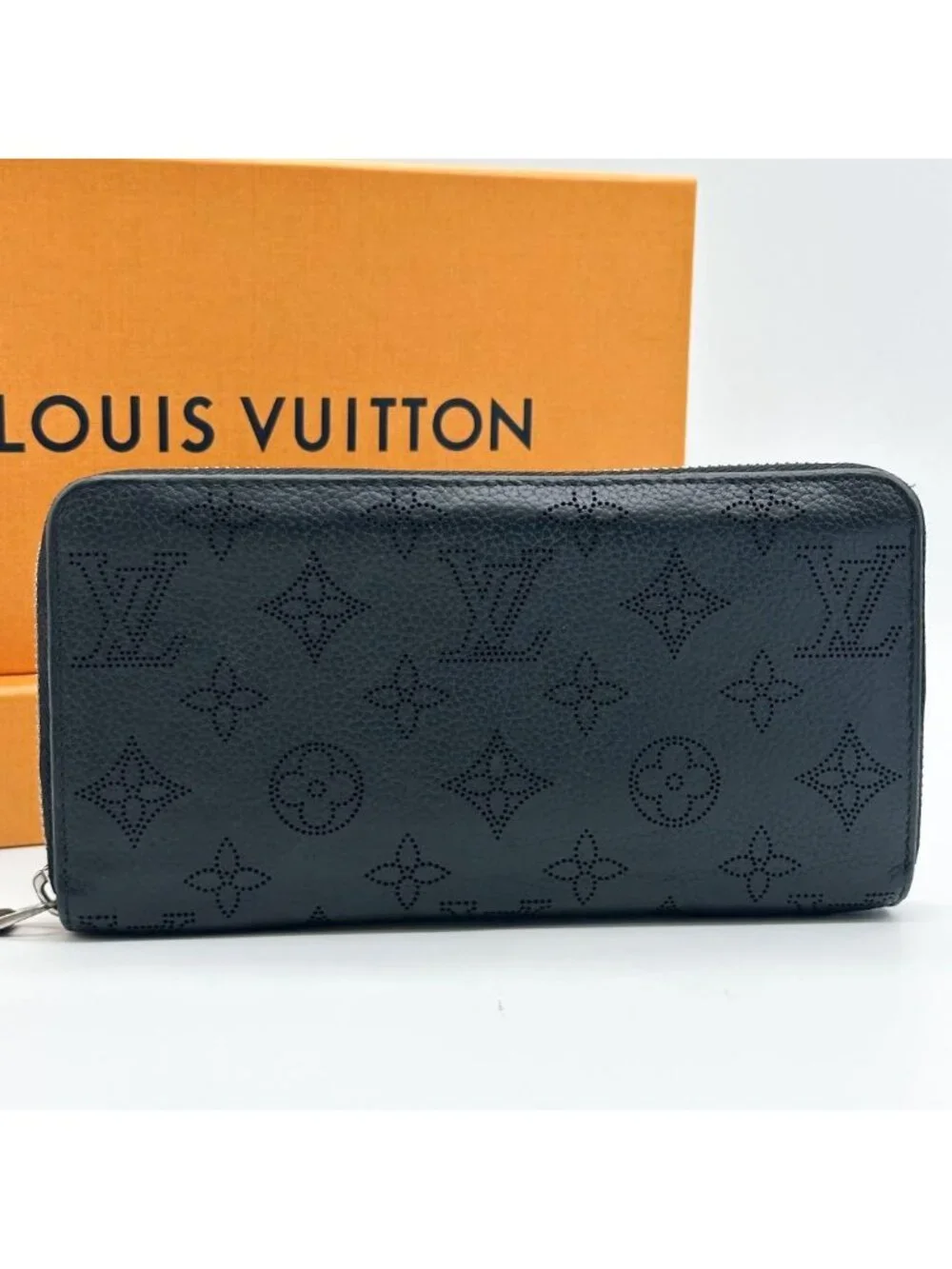Louis Vuitton Zippy Wallet Mahina Monogram Round - Picture 2 of 13